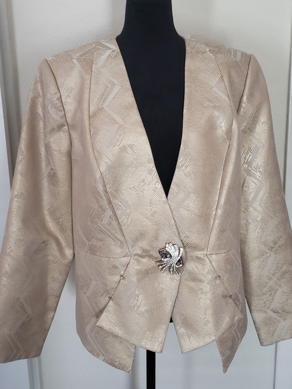 Nina Massini Metallic Cream Blazer with Decorative Brooch